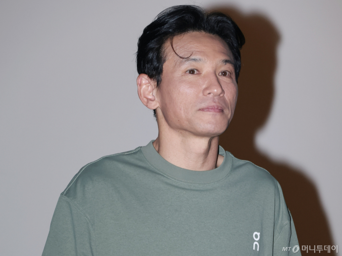 배우 황정민의 사생활 의혹을 폭로한 여성 A씨가 황정민 측의 '일방적 스토킹 피해' 주장을 정면 반박했다. /사진=이동훈 기자(@photoguy)