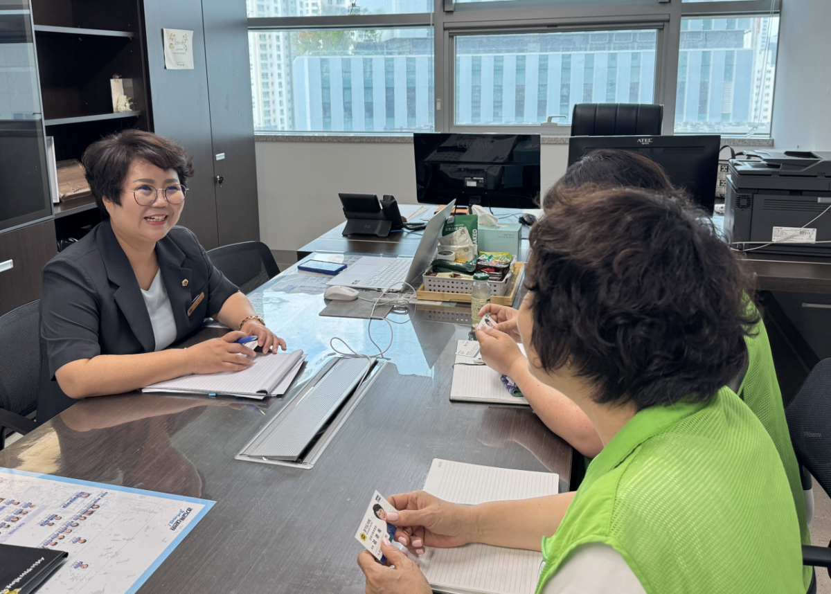 김경옥 경기도의원이 지난 4일 특수교육 현장 관계자들이 호소하는 애로사항을 청취했다./사진제공=경기도의회