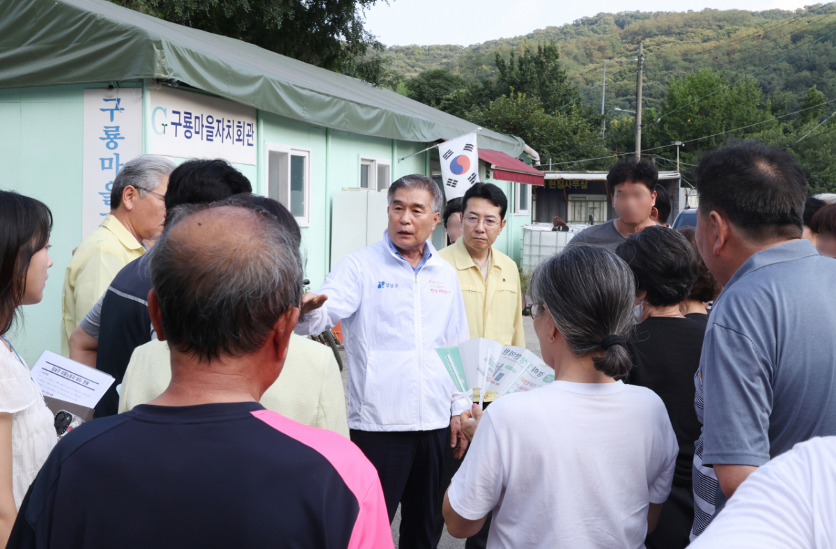 김현기 서울 강남구청장이 지난 3일 구룡마을을 방문했다. /사진제공=강남구