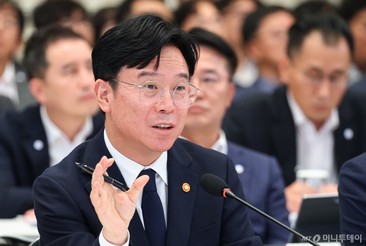 김영훈 고용노동부 장관이 4일 청와대 영빈관에서 열린 고용노동부, 중소벤처기업부, 공정거래위원회 2차 업무보고에서 업무보고를 하고 있다. /사진=뉴스1