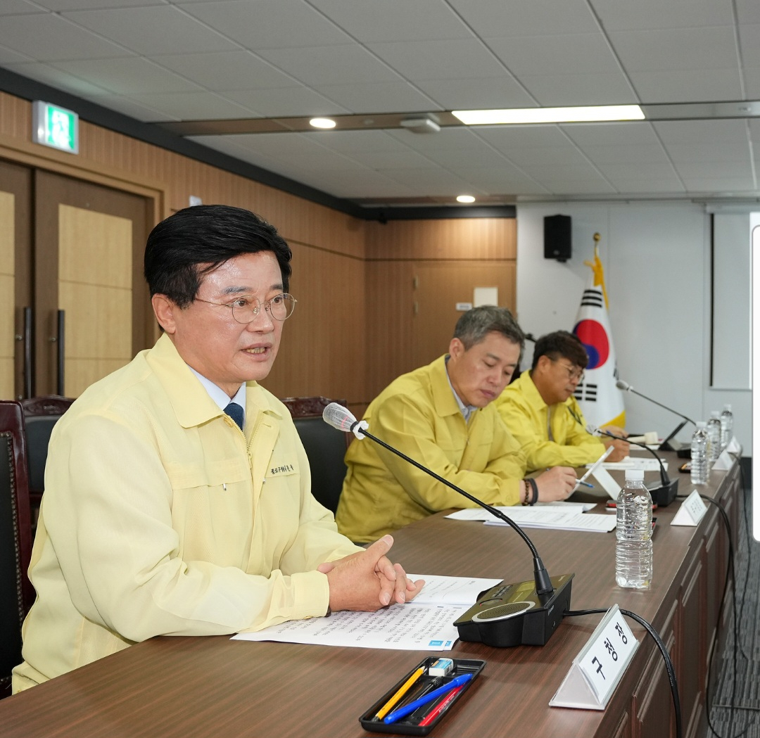 유찬종 종로구청장은 5일 구청 기획상활실에서 폭염 중대경보 발효에 따른 대책 회의를 주재했다. /사진제공=종로구