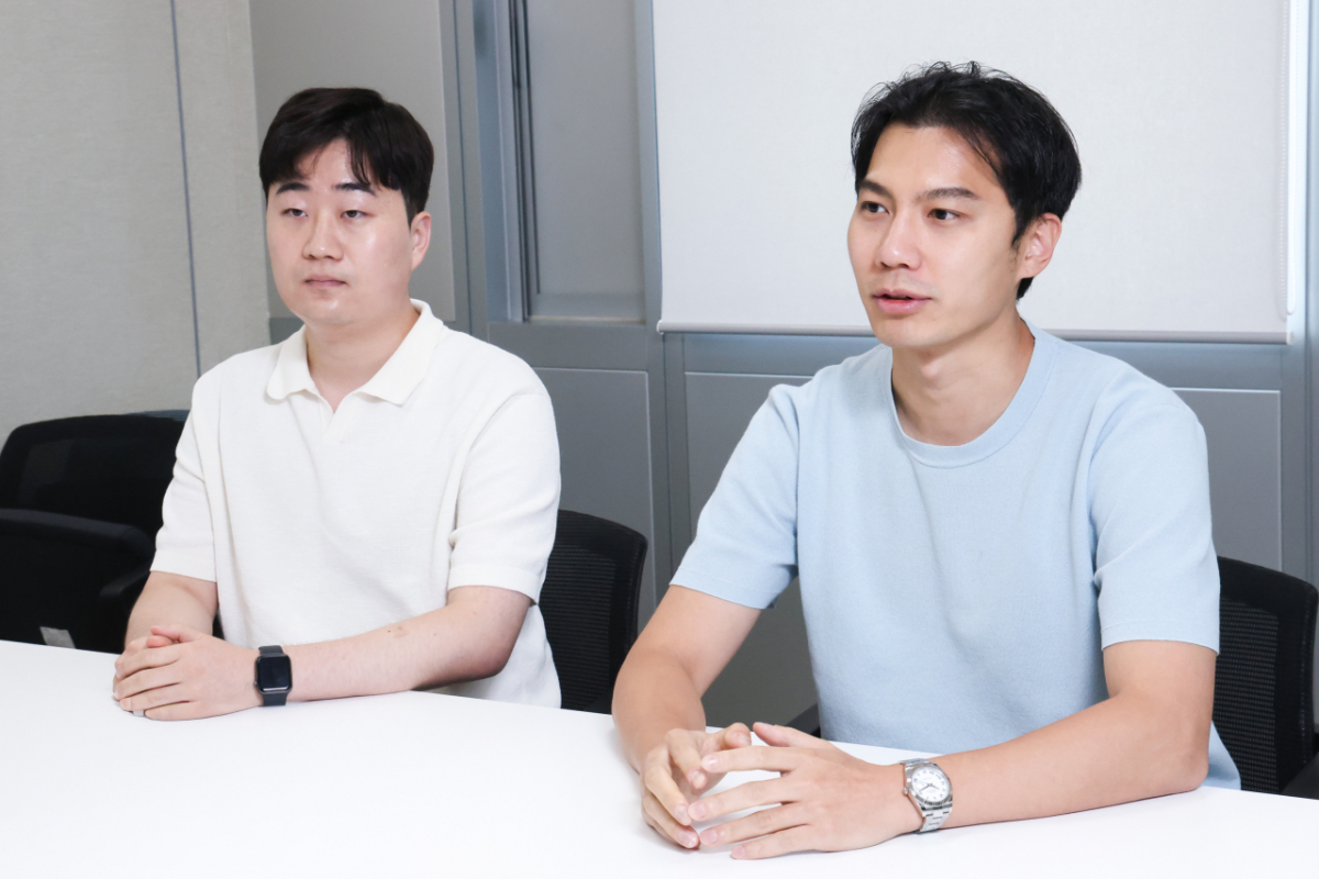 전영환 LG유플러스 퍼스널에이전트 기술팀장(우)과 강진모 선임(좌)./사진제공=LG유플러스