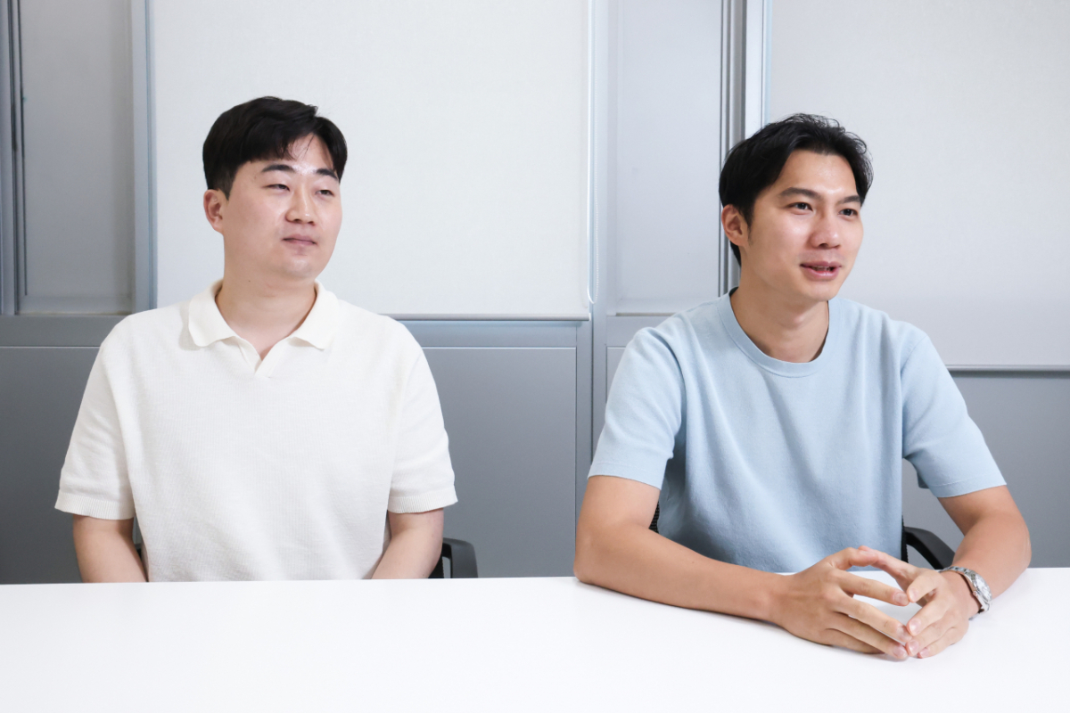 전영환 LG유플러스 퍼스널에이전트 기술팀장(우)과 강진모 선임(좌)./사진제공=LG유플러스