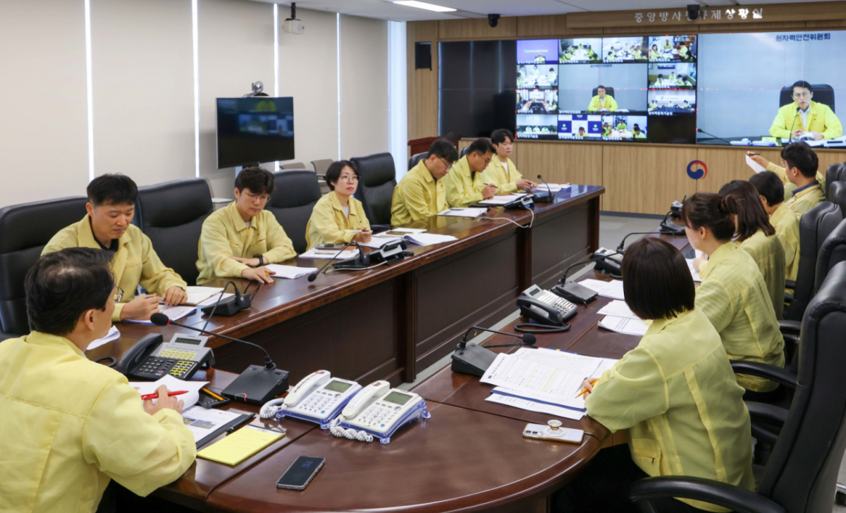 5일 최원호 원자력안전위원회 위원장이 서울 종로구 원자력안전위원회 중앙방사능통제상황실에서 원자력이용시설 폭염 대응 현황을 점검했다. /사진=뉴스1(원자력안전위원회 제공)