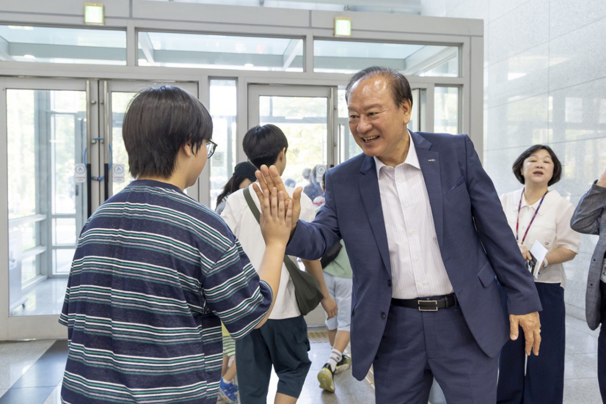 유동균 마포구청장이 6일 오전 여름방학 영어캠프에 참가하는 학생과 인사를 나누고 있다./사진제공=서울 마포구