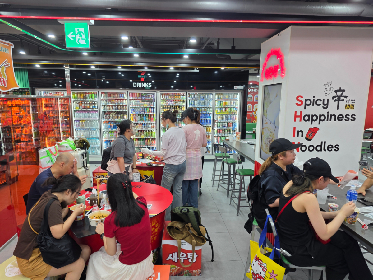 세븐일레븐 뉴웨이브 명동점 K-푸드 체험 공간에서 식사를 하는 외국인 관광객들./사진=조성우 기자