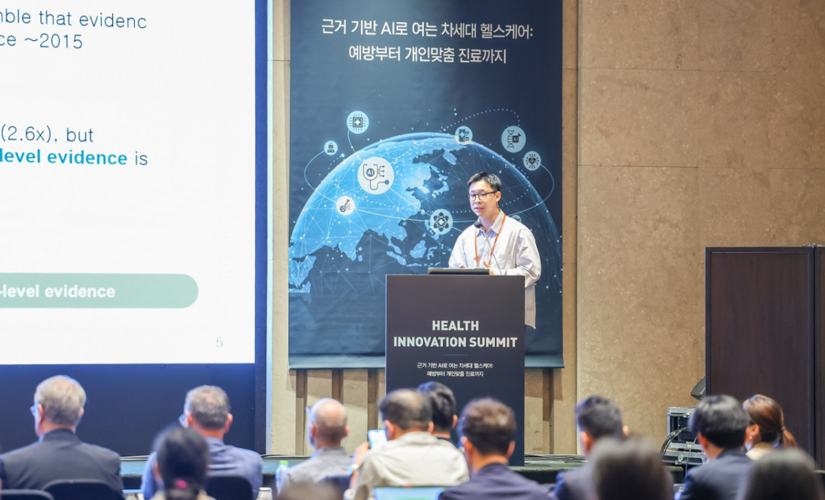지난달 14일 한국보건산업진흥원과 한국MSD가 공동 개최한 'MSD 헬스 이노베이션 서밋'에서 베르티스 관계자가 인공지능(AI) 기반 신약 타깃 발굴 플랫폼을 소개하고 있다./사진=베르티스