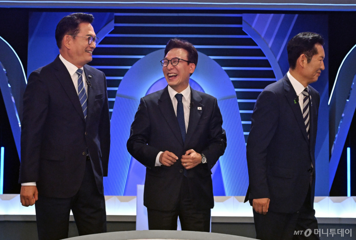 (서울=뉴스1) 국회사진기자단 = 더불어민주당 송영길(왼쪽부터), 김민석, 정청래 당대표 후보가 5일 서울 여의도 KBS에서 열린 2차 TV토론회에 앞서 기념 촬영을 마친 후 이동하고 있다. 2026.8.5/뉴스1 Copyright © 뉴스1. All rights reserved. 무단 전재 및 재배포, AI학습 이용 금지. /사진=(서울=뉴스1) 국회사진기자단
