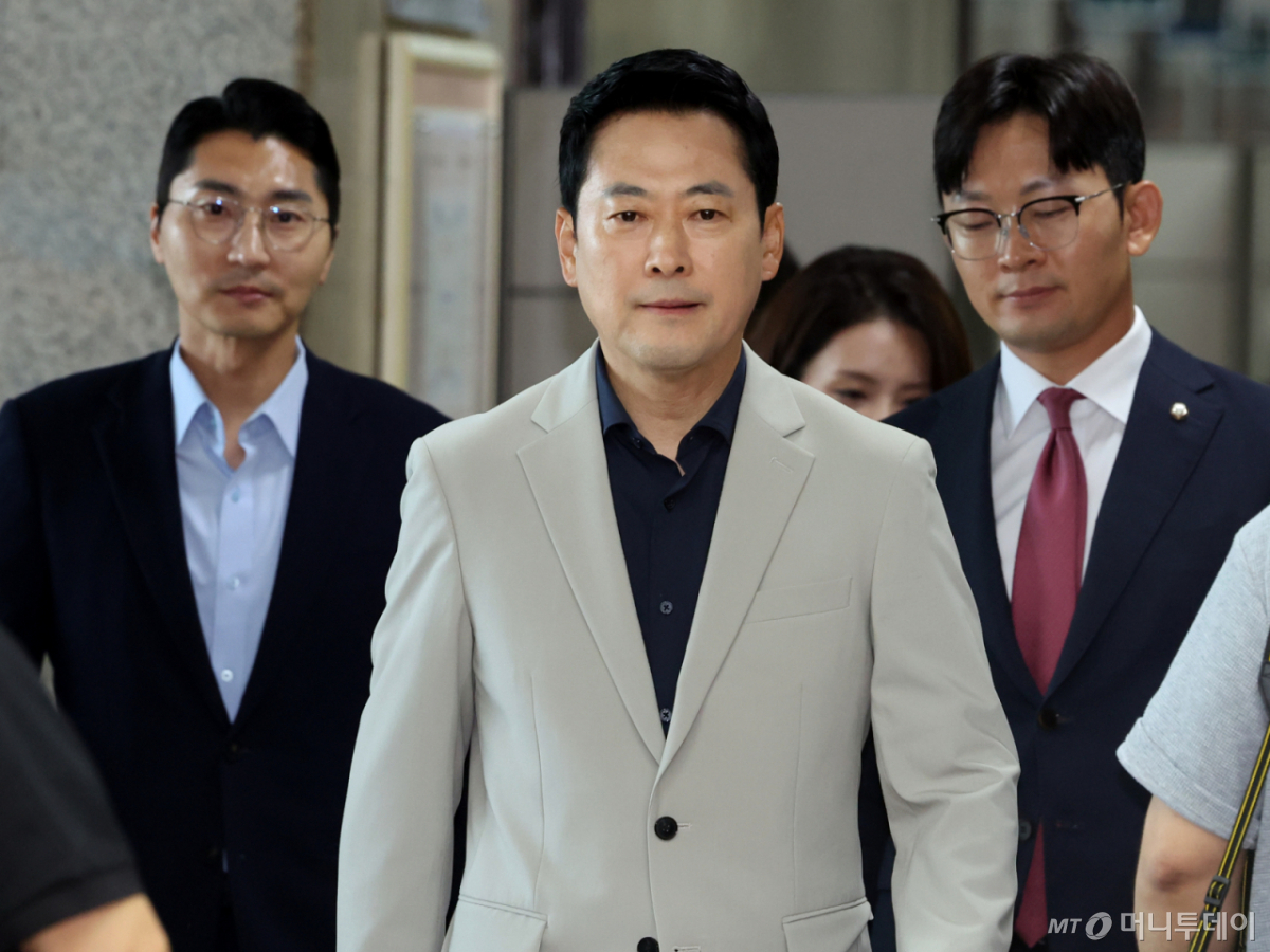 (서울=뉴스1) 황기선 기자 = 장동혁 국민의힘 대표가 5일 오후 서울 여의도 국회에서 단일종목 레버리지 상장지수펀드(ETF) 등 현안 관련 기자회견을 위해 발걸음을 옮기고 있다. 2026.8.5/뉴스1 Copyright © 뉴스1. All rights reserved. 무단 전재 및 재배포, AI학습 이용 금지. /사진=(서울=뉴스1) 황기선 기자