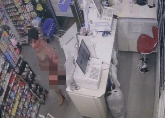 동갑내기 친구를 살해한 혐의로 구속기소 된 정재환(24)이 범행 후 시신을 훼손하려 한 정황이 발견됐다. 피해자 유족 측은 관련 정황을 토대로 정재환을 시신 손괴 혐의로 추가 고소했고 경찰은 보강 수사에 나섰다. 샂니은 지난달 4일 새벽 4시15분즘 경산 친구 살인 사건 피의자 정재환이 알몸으로 편의점을 찾은 장면. /사진=뉴시스