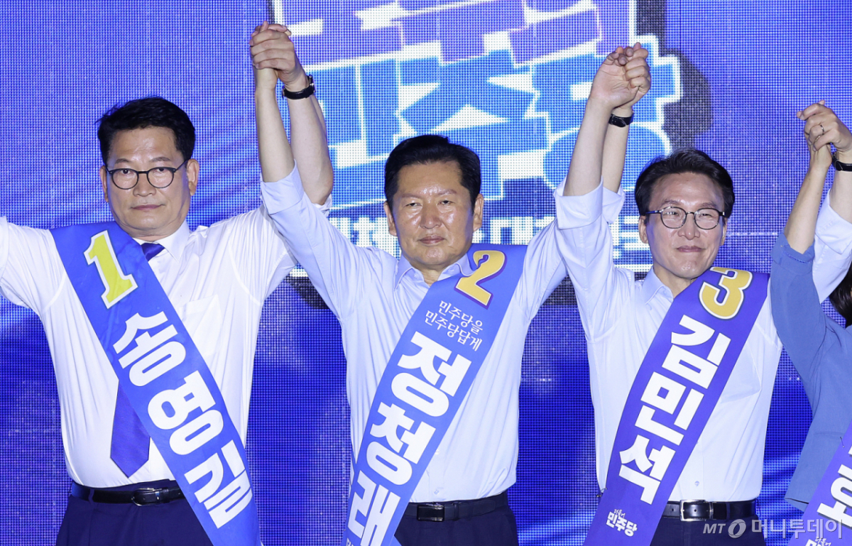 더불어민주당 당권 주자인 정청래(왼쪽), 김민석 의원이 2일 부산 벡스코에서 열린 당대표·최고위원 합동연설회에서 손을 맞잡고 당원들에게 인사하고 있다./사진=뉴스1