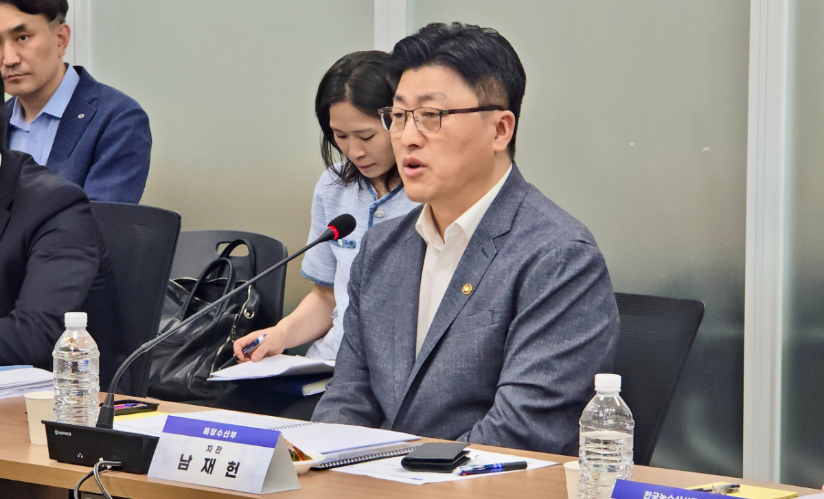 남재헌 해수부 차관이 5일 김·굴·넙치·전복·어묵 등 품목별 업계와 원양산업협회 등 유관기관이 참석한 간담회를 가졌다./사진=해수부 제공.