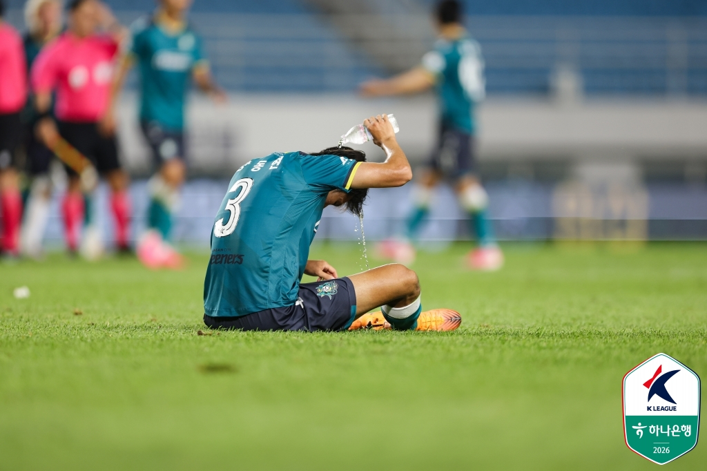무더위에 물을 뿌리는 안산 그리너스 강동현의 모습. /사진=한국프로축구연맹 제공