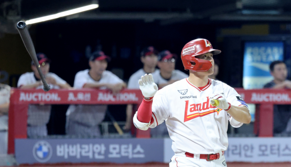 SSG 랜더스 김재환이 4일 인천 SSG랜더스필드에서 열린 2026 신한 SOL KBO리그 LG 트윈스전 7회말 2사 1,2루에서 우월 3점 홈런을 터트린 뒤 타구를 바라보고 있다. /사진=강영조 선임기자