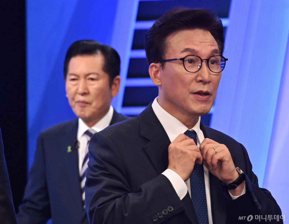 김민석, 정청래 더불어민주당 당대표 후보가 5일 서울 여의도 KBS에서 열린 더불어민주당 당대표 후보자 TV토론회에서 토론회 준비를 하고 있다./사진=뉴시스