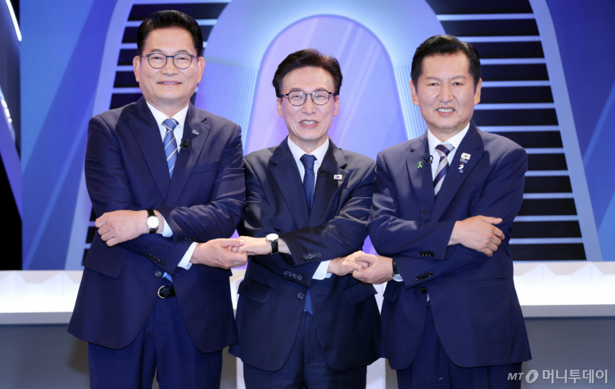 (서울=뉴스1) 국회사진기자단 = 더불어민주당 송영길(왼쪽부터), 김민석, 정청래 당대표 후보가 5일 서울 여의도 KBS에서 열린 2차 TV토론회에 앞서 포즈를 취하고 있다. 2026.8.5/뉴스1 Copyright © 뉴스1. All rights reserved. 무단 전재 및 재배포, AI학습 이용 금지. /사진=(서울=뉴스1) 국회사진기자단