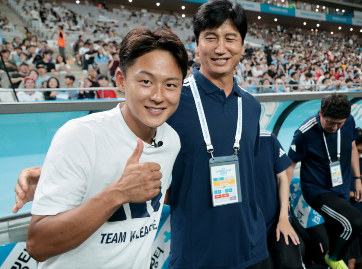 이승우가 정정용 감독 옆에서 5일 서울월드컵경기장에서 열린 '2026쿠팡플레이시리즈' 팀K리그와 맨체스터 시티 경기에서 정정용과 카메라를 향해 포즈를 취하고 있다. /사진=강영조 선임기자