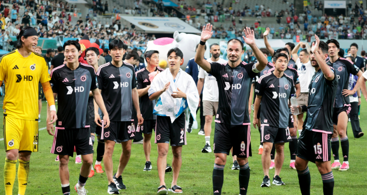구성윤(왼쪽)을 비롯한 팀K리그 선수들이 5일 서울월드컵경기장에서 열린 '2026쿠팡플레이시리즈' 팀K리그와 맨체스터시티 경기에서 아쉽게 패한 후 그라운드를 돌며 팬들에 인사하고 있다. /사진=강영조 선임기자