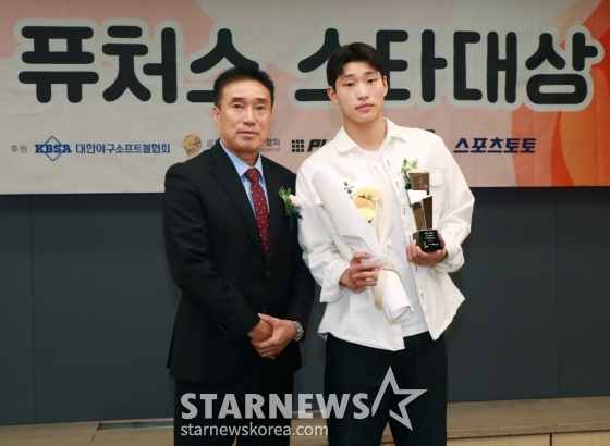 하석주(왼쪽) 대한축구협회(KFA) 부회장과 손정범이 2024년 11월 서울 중구 한국프레스센터 기자회견장에서 열린 '2024 퓨처스 스타대상'에서 기념 촬영을 하고 있다. /사진=이동훈 기자