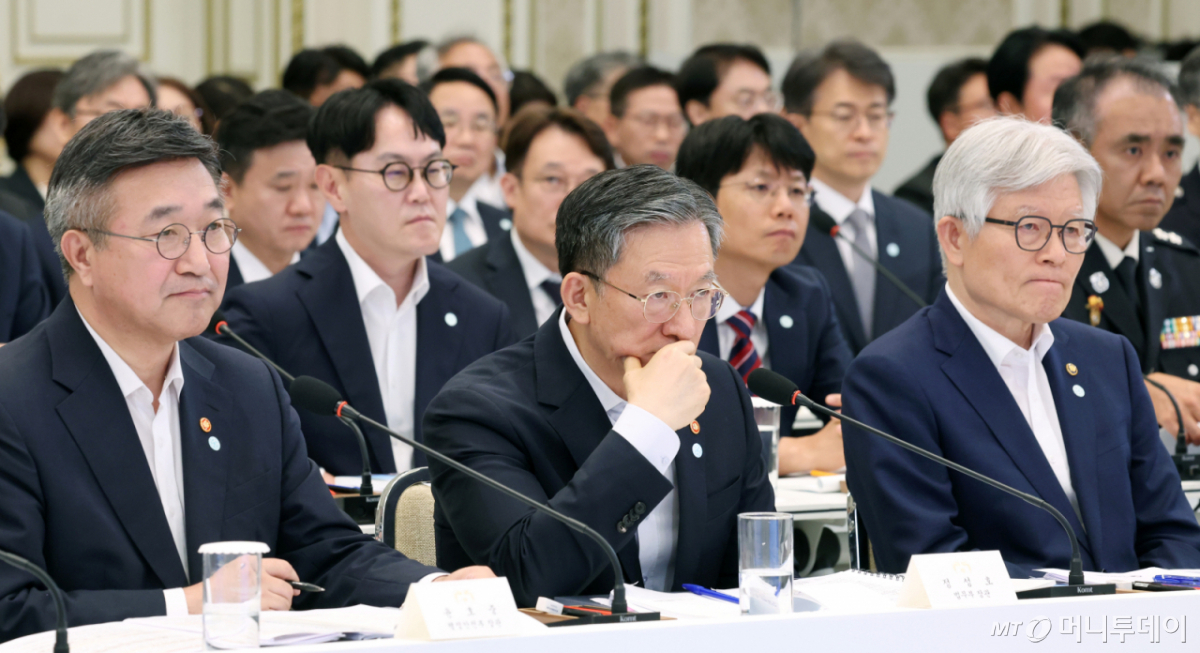 [서울=뉴시스] 조성봉 기자 = 윤호중(왼쪽부터) 행정안전부 장관, 정성호 법무부 장관, 최동석 인사혁신처장이 5일 청와대에서 열린 행정안전부, 법무부, 국무조정실 등에 대한 부처 업무 보고에서 이재명 대통령의 발언을 경청하고 있다. 2026.08.05. suncho21@newsis.com /사진=김진아