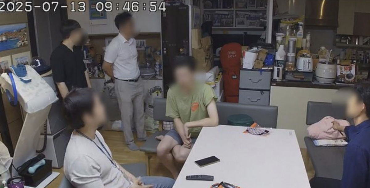 지난해 7월13일 송파경찰서 수사관들이 A군의 자택을 압수수색할 당시 찍힌 홈캠 영상 일부 장면. /사진=뉴시스(유족 측 대리인 제공).