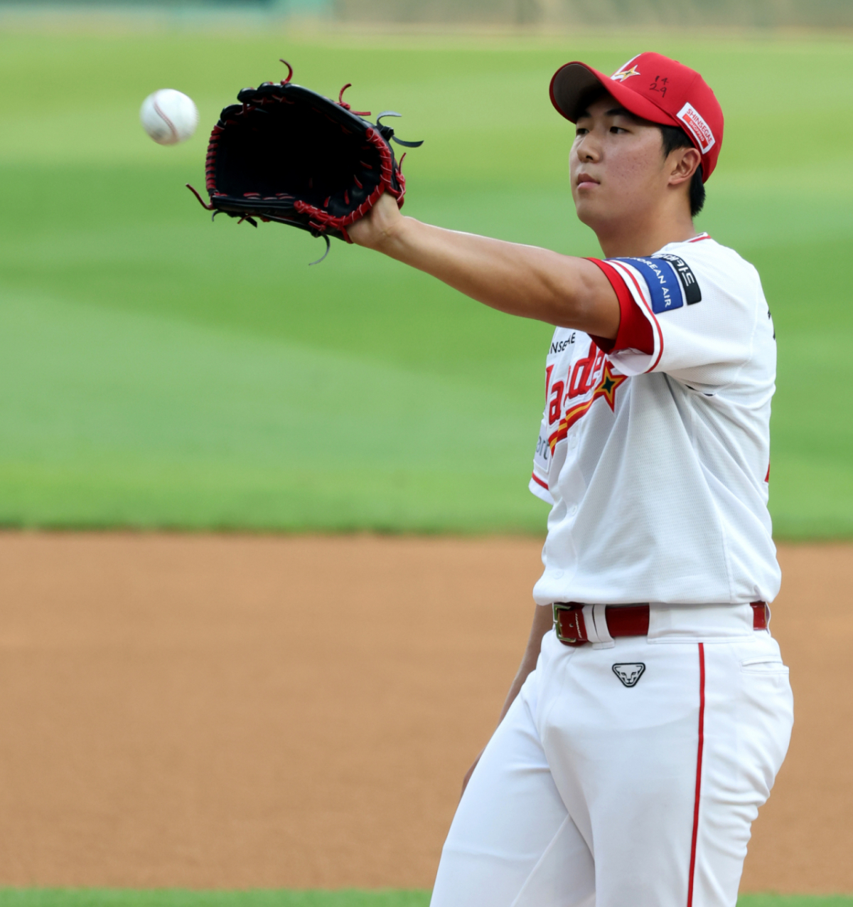 SSG 랜더스 김민준이 4일 인천 SSG랜더스필드에서 열린 LG 트윈스와 2026 신한 SOL KBO리그 홈경기에 선발 등판해 투구 후 공을 넘겨받고 있다. /사진=강영조 선임기자