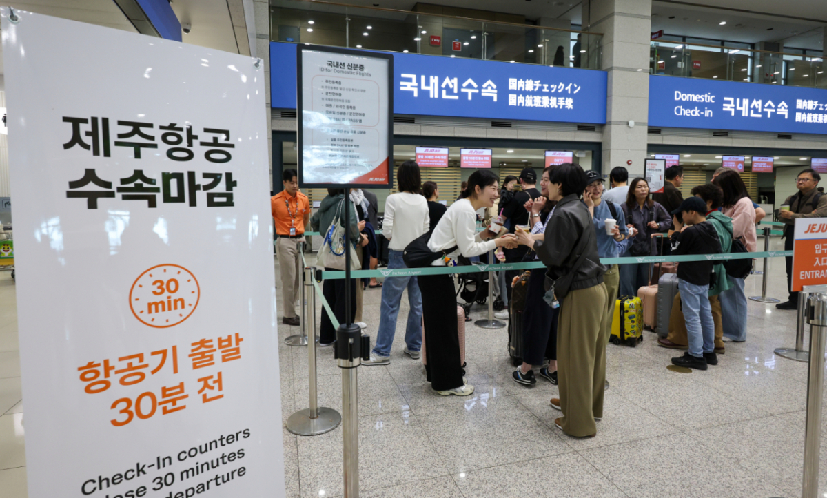 (인천공항=뉴스1) 안은나 기자 = 인천-제주 국내선 직항노선이 10년만에 운영을 재개한 12일 인천국제공항 1터미널에서 제주로 향하는 제주항공 승객들이 체크인을 하고 있다. 2026.5.12/뉴스1 Copyright © 뉴스1. All rights reserved. 무단 전재 및 재배포, AI학습 이용 금지. /사진=(인천공항=뉴스1) 안은나 기자