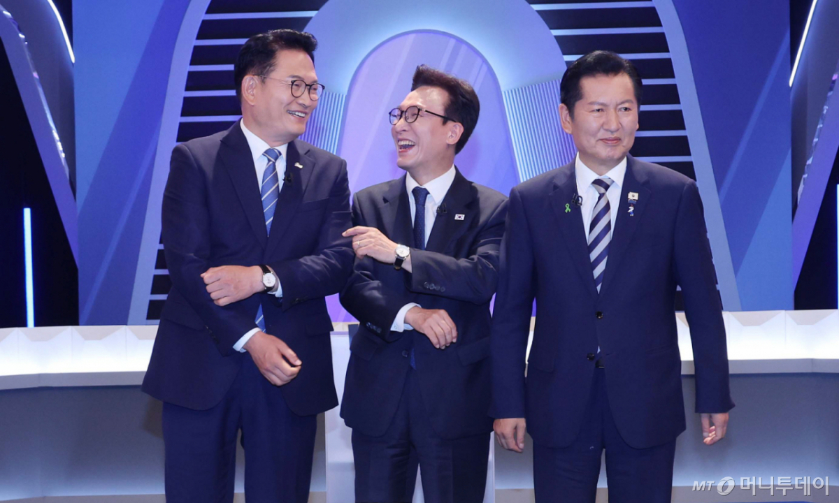 (서울=뉴스1) 국회사진기자단 = 더불어민주당 송영길(왼쪽부터), 김민석, 정청래 당대표 후보가 5일 서울 여의도 KBS에서 열린 2차 TV토론회에 앞서 인사를 나누고 있다. 2026.8.5/뉴스1 Copyright © 뉴스1. All rights reserved. 무단 전재 및 재배포, AI학습 이용 금지. /사진=(서울=뉴스1) 국회사진기자단