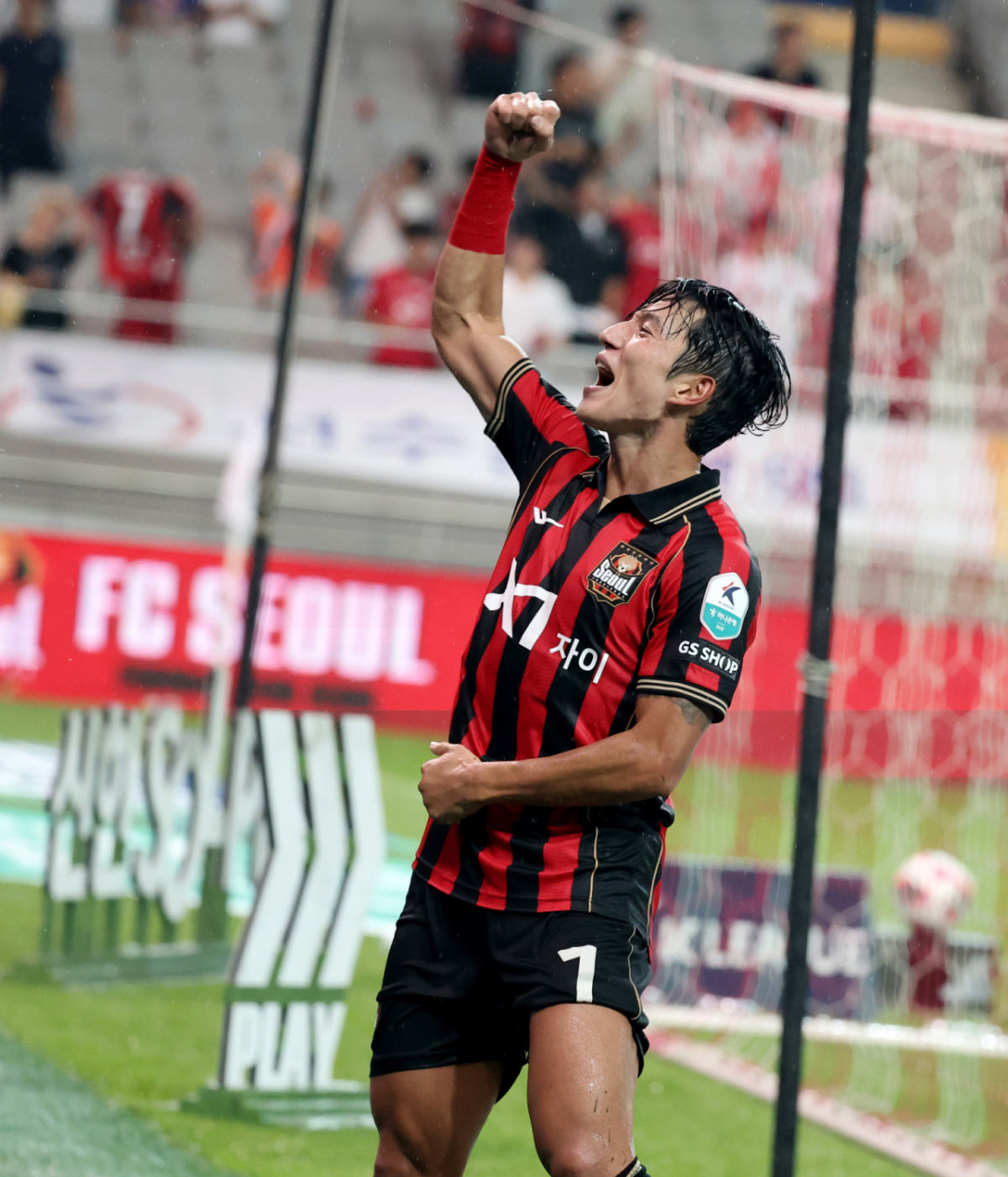 서울 정승원이 22일 서울월드컵경기장에서 열린 '하나은행 K리그 2026' FC서울과 포항스틸러스 경기 후반 막판 자신의 두번째 골을 성공시킨 후 동료들과 자축하고 있다. 2026.07.22. /사진=강영조 cameratalks@