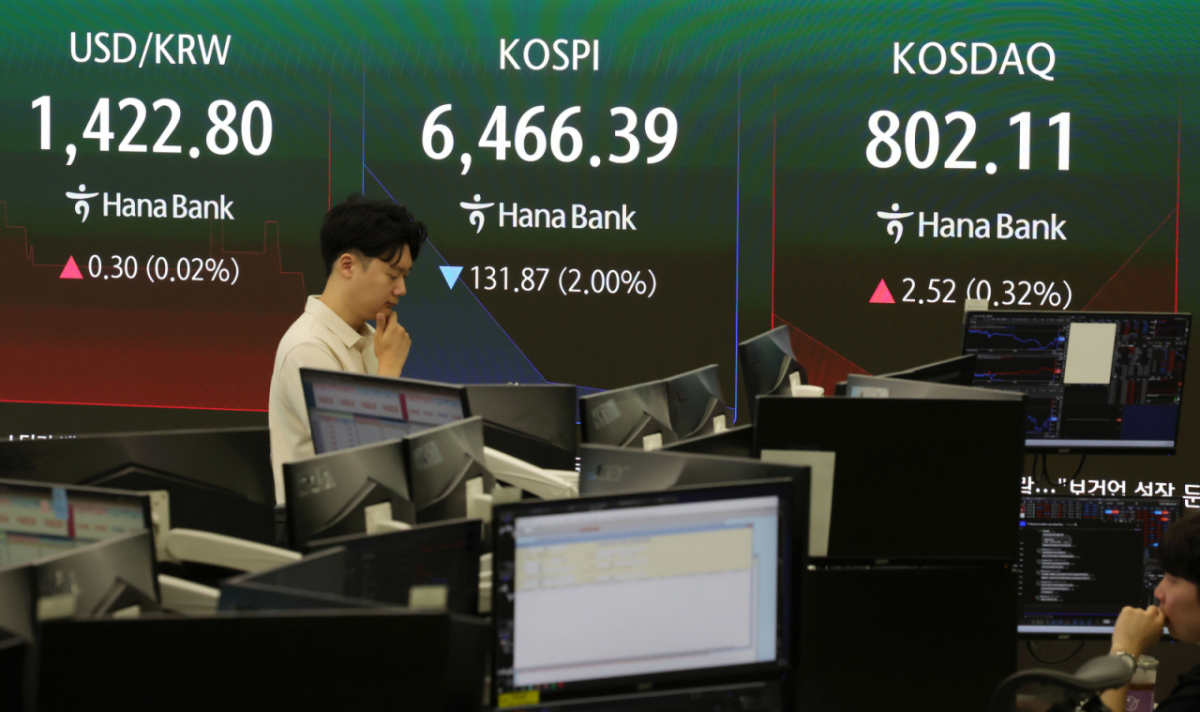 코스피가 전 거래일보다 119.51포인트(1.81%) 내린 6478.75에 개장한 6일 오전 서울 중구 하나은행 딜링룸 전광판에 지수가 표시되고 있다. 코스닥 지수는 전 거래일보다 0.27% 내린 797.44에 거래를 시작했다. 2026.08.06. /사진=뉴시스