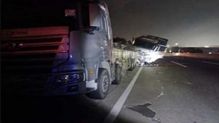 평택제천고속도로를 달리던 25톤 화물차에서 떨어진 철제 호일이 사고를 유발해 사망자가 발생했다. /사진=뉴시스(경기도소방재난본부 제공)