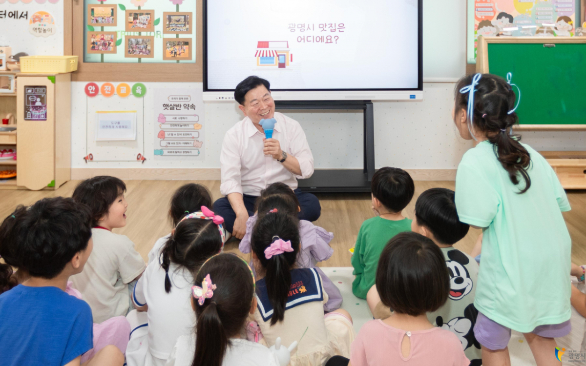 박승원 광명시장이 관내 한 유치원에서 아이들과 소통하는 모습./사진제공=광명시