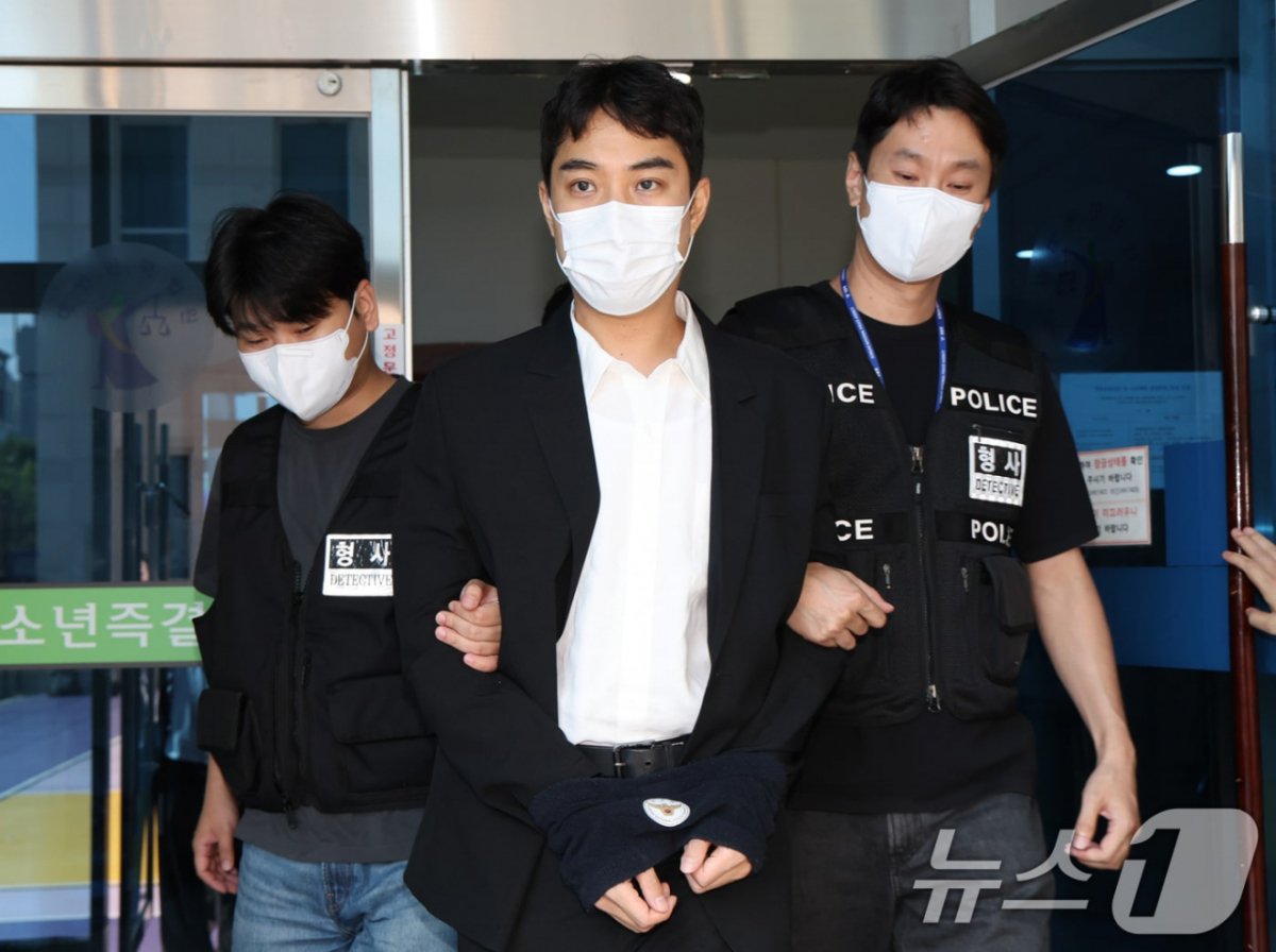 미성년자 성매매 혐의 등을 받는 최영중 전 청주시의원이 지난달 30일 충북 청주시 서원구 청주지방법원에서 구속 전 피의자 심문(영장실질심사)을 받은 뒤 나오고 있다. /사진=뉴스1