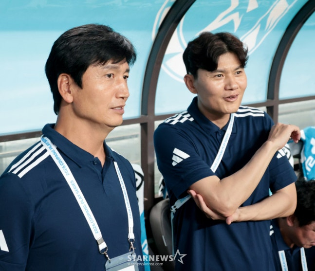 팀K리그 정정용 감독과 정경호 코치가 5일 서울월드컵경기장에서 열린 '2026쿠팡플레이시리즈' 팀K리그와 맨체스터시티 경기에에서 그라운드를 응시하고 있다. /강영조 선임기자.