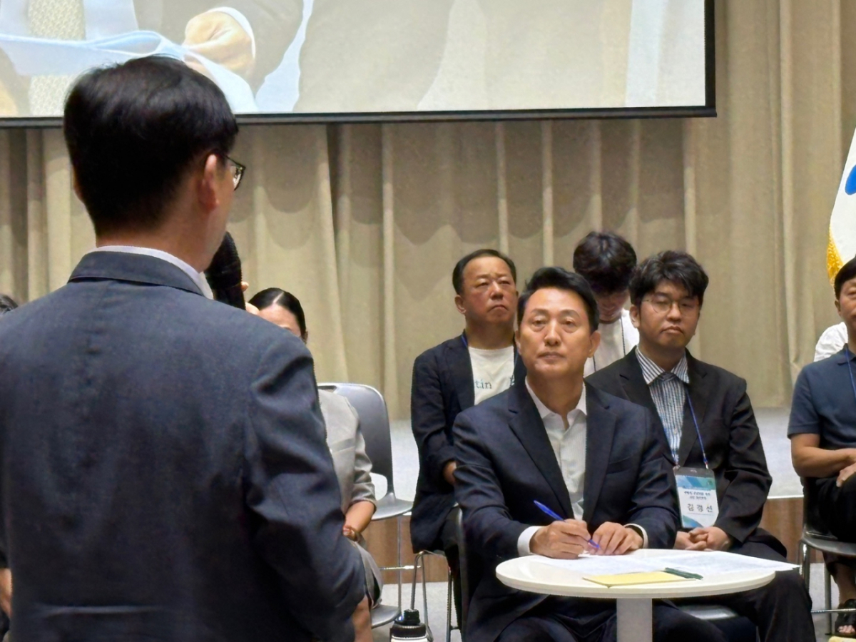 오세훈 서울시장이 6일 서울시청 본청에서 진행된 부동산 토론회에서 참여자의 발언을 듣고 있다./사진=김지영 기자