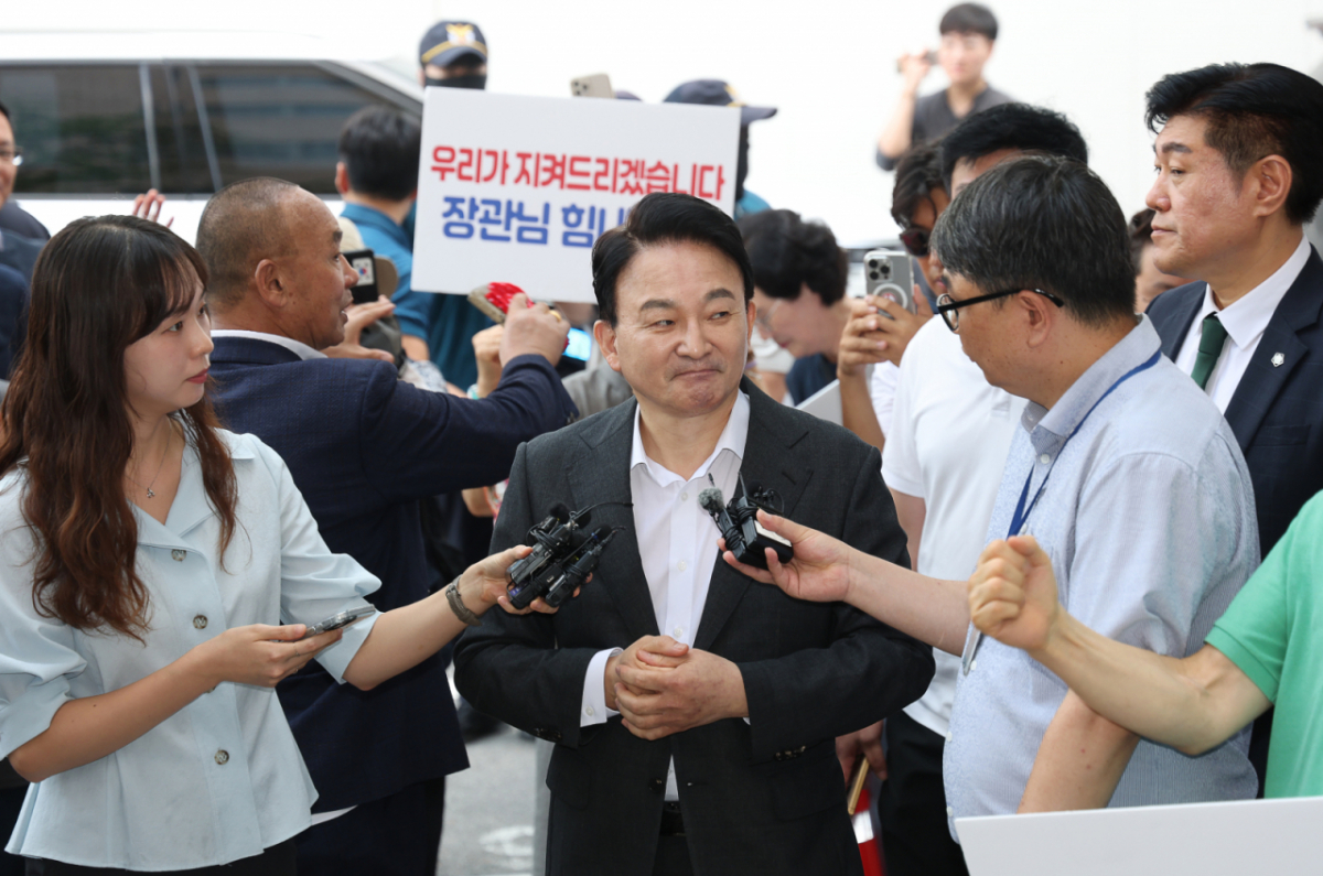 원희룡 전 국토교통부 장관이 6일 오전 경기도 과천시 2차 종합특검 사무실로 직권남용권리행사방해 혐의 관련 피의자 조사를 받기 위해 출석하며 취재진 질문을 듣고 있다./사진=뉴시스