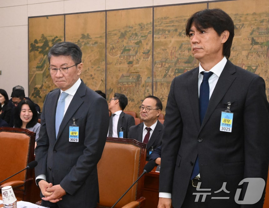 정몽규 전 대한축구협회장(왼쪽)과 홍명보 전 축구대표팀 감독이 30일 국회 문화체육관광위원회에서 열린 대한축구협회 현안 관련 청문회에 증인으로 출석하고 있다. /사진=뉴스1