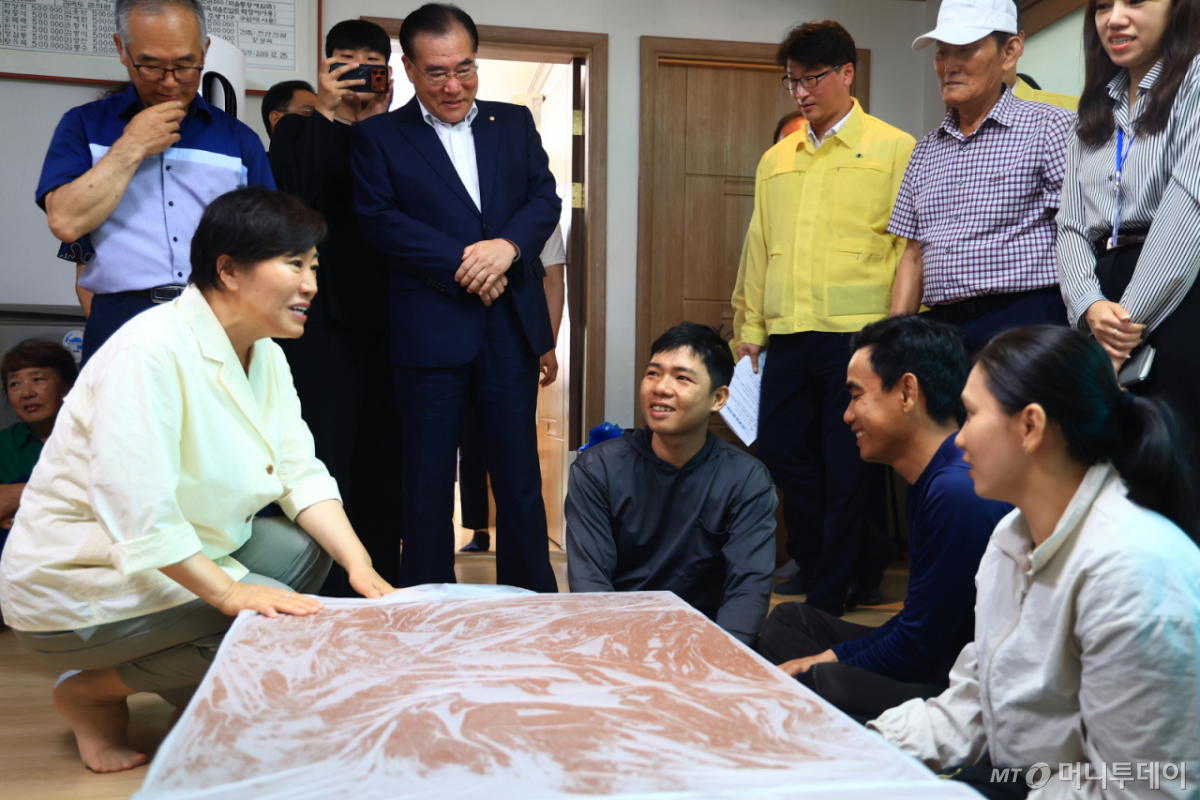 송미령 농림축산식품부 장관이 지난 달 29일 전남 함평을 찾아 농업인과 외국인 노동자의 온열질환 예방대책을 점검하고 있다. /사진=농식품부