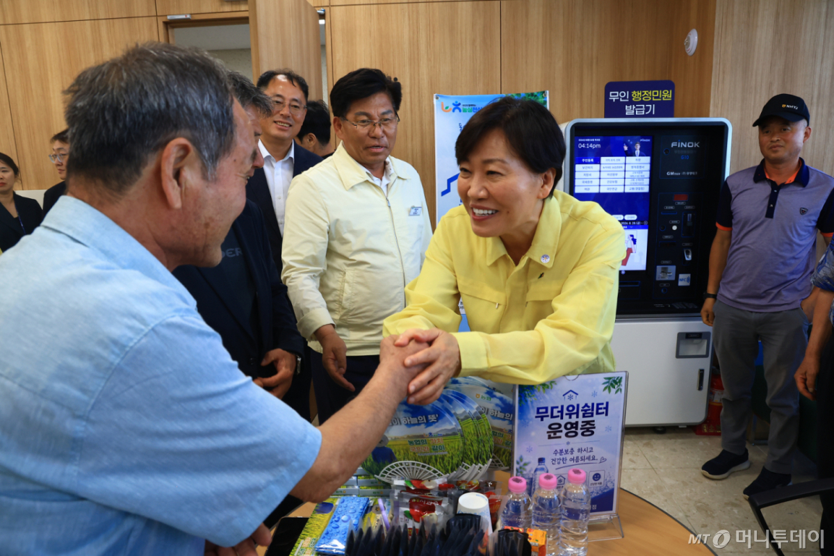 송미령 농림축산식품부 장관이 5일 경기 가평군농협 무더위쉼터를 방문해 농업인과 외국인 노동자의 온열질환 예방대책을 점검하고 냉방용품과 폭염 대응 가이드를 전달하고 있다. /사진=농림축산식품부