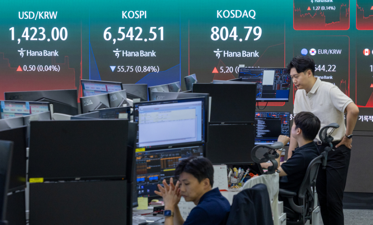 6일 오전 서울 중구 하나은행 본점 딜링룸 전광판에 코스피, 코스닥 지수, 달러·원 환율 개장 후 시황이 나오고 있다. 2026.8.6/뉴스1