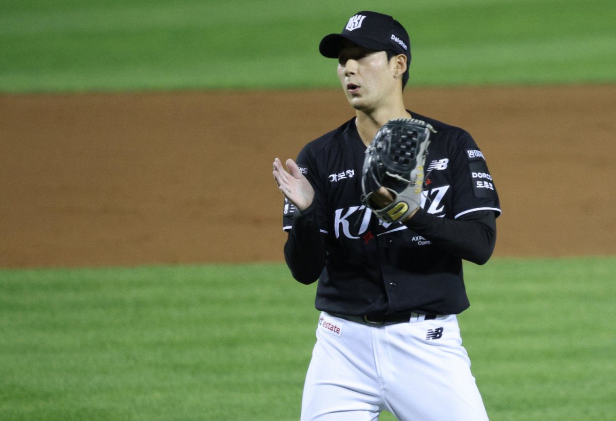2026 신한 SOL KBO리그 LG 트윈스 대 KT 위즈 경기가 16일 서울 잠실야구장에서 열렸다. KT 스키모토가 역투하고 있다. /사진=김진경 kim.jinkyung@