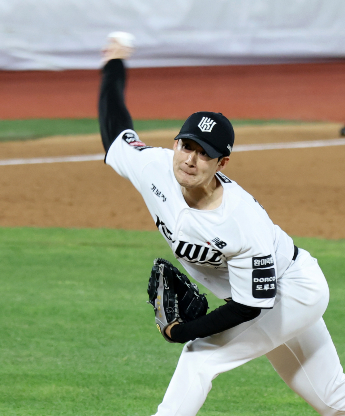 KT 우완불펜 스기모토가 28일 수원KT위즈파크에서 열린 2026KBO리그 LG트윈스와 KT위즈 경기 7회초 무실점으로 마무리하고 있다. 2026.04.28. KT 우완불펜 스기모토가 28일 수원KT위즈파크에서 열린 2026KBO리그 LG트윈스와 KT위즈 경기 7회초 무실점으로 마무리하고 있다. 2026.04.28. /사진=강영조 cameratalks@