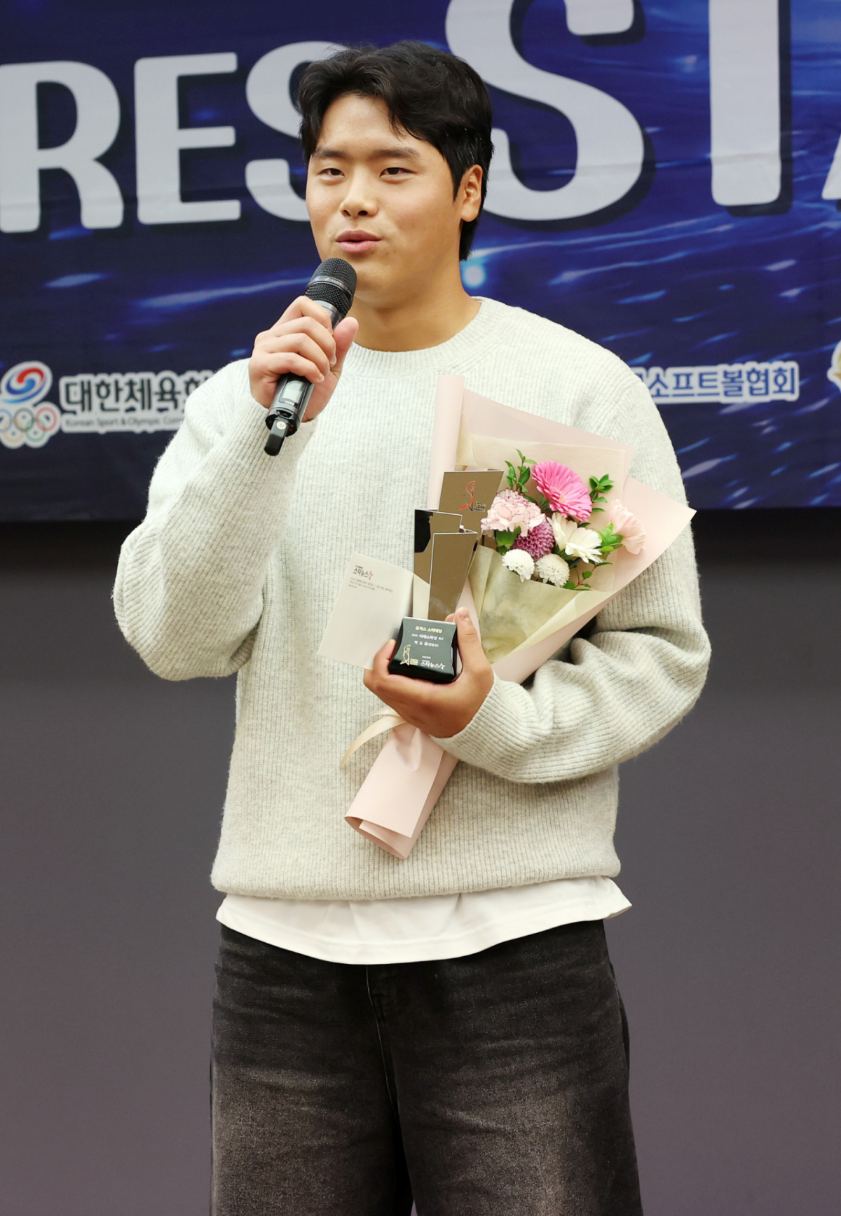 축구 부문 미래스타상 수상자 박도훈(현풍고2)가 지난해 11월 24일 서울 중구 프레스센터에서 진행된 '2025 퓨처스 스타대상' 시상식에 참석해 수상한 뒤 수상소감을 전하고 있다. /사진=김휘선 기자