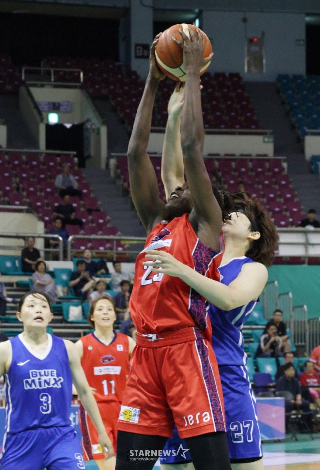 2026 ticketLINK WKBL 퓨처스리그 결승전 용인 삼성생명 대 일본 W리그 프레스티지 인터내셔널 아란마레의 경기가 6일 부천 실내체육관에서 열렸다. 아란마레 디야산이 삼성생명 이예나와 리바운드를 다투고 있다. /사진=김진경 대기자.
