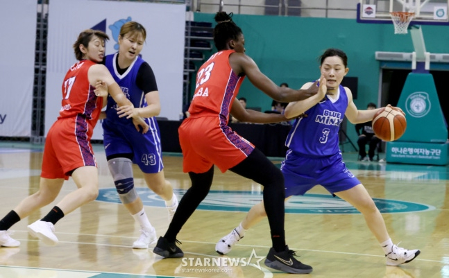 2026 ticketLINK WKBL 퓨처스리그 결승전 용인 삼성생명 대 일본 W리그 프레스티지 인터내셔널 아란마레의 경기가 6일 부천 실내체육관에서 열렸다. 삼성생명 조수아(오른쪽)가 아란마레 디야산과 몸싸움을 벌이며 패스할 곳을 찾고 있다. /사진=김진경 대기자.