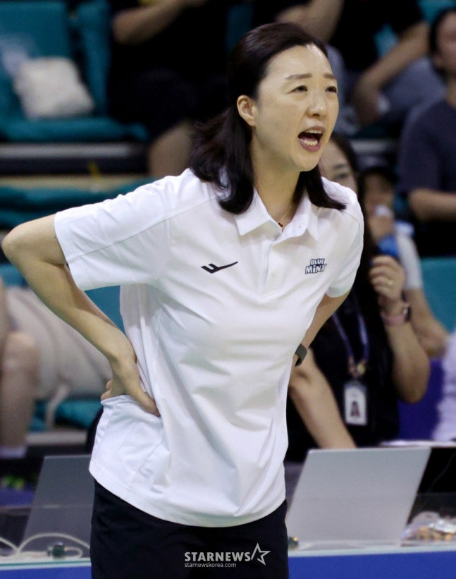 2026 ticketLINK WKBL 퓨처스리그 결승전 용인 삼성생명 대 일본 W리그 프레스티지 인터내셔널 아란마레의 경기가 6일 부천 실내체육관에서 열렸다. 삼성생명 이미선 감독이 작전 지시를 하고 있다. /사진=김진경 대기자.