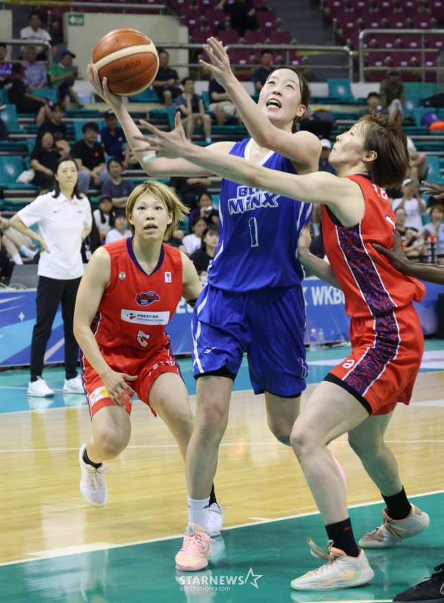 2026 ticketLINK WKBL 퓨처스리그 결승전 용인 삼성생명 대 일본 W리그 프레스티지 인터내셔널 아란마레의 경기가 6일 부천 실내체육관에서 열렸다. 삼성생명 최예슬이 아란마레 나오를 제치고 골밑슛을 시도하고 있다. /사진=김진경 대기자.