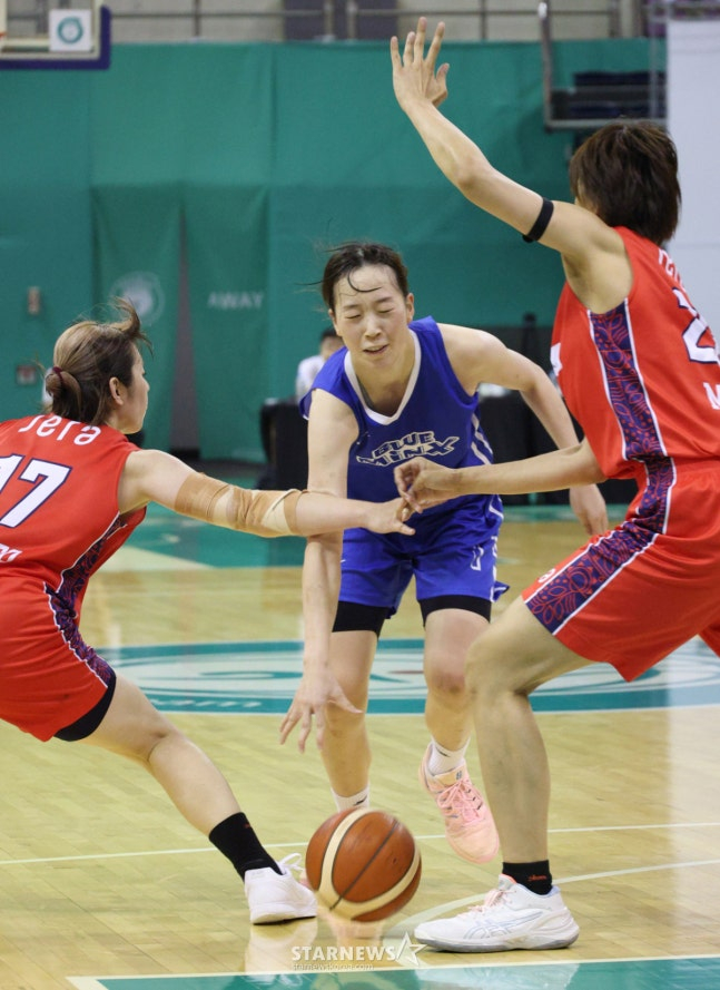 2026 ticketLINK WKBL 퓨처스리그 결승전 용인 삼성생명 대 일본 W리그 프레스티지 인터내셔널 아란마레의 경기가 6일 부천 실내체육관에서 열렸다. 삼성생명 최예슬이 아란마레 유이(왼쪽)와 뮤차 사이를 뚫고 있다. /사진=김진경 대기자.