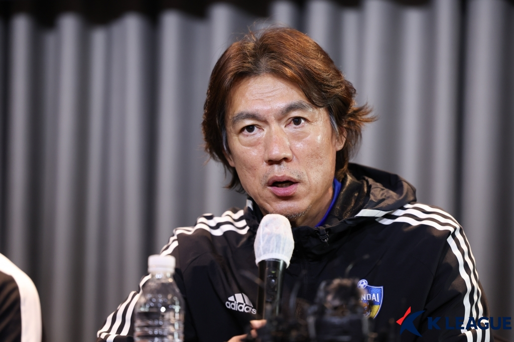 지난 2023년 당시 울산 현대 감독이던 홍명보 감독이 기자회견에서 취재진 질문에 답하고 있다. /사진=한국프로축구연맹 제공
