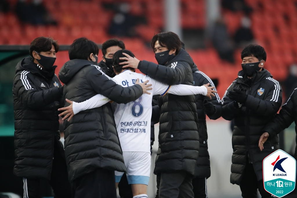 지난 2022년 울산 현대(현 울산 HD) 시절 아마노 준의 득점을 축하해주고 있는 홍명보 당시 감독 등 코치진. /사진=한국프로축구연맹 제공